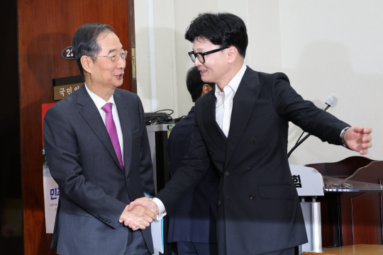 한덕수(왼쪽) 국무총리가 3일 오후 서울 여의도 국회에서 국민의힘 한동훈 대표와 의정갈등 해결 방안 등을 논의하기에 앞서 악수하고 있다. 연합뉴스